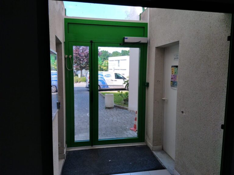 Installation ferme-porte électrique porte d'entrée CROUS à Vannes 1