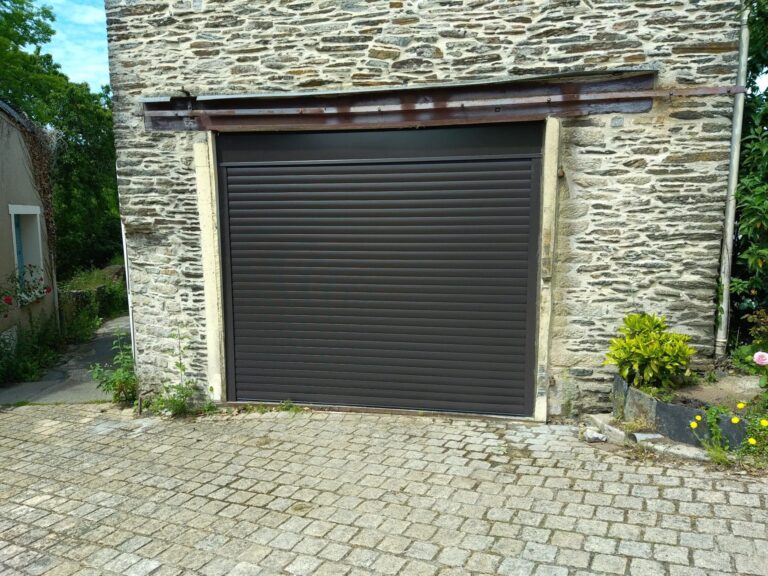 Porte de garage à enroulement automatique à Rochefort-en-Terre 1